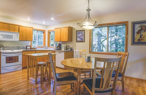 Brightwood Cabina | Salmonberry Retreat on the River, Fireplace, Hot Tub. Dogs Welcome