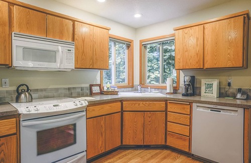 Brightwood Cabina | Salmonberry Retreat on the River, Fireplace, Hot Tub. Dogs Welcome