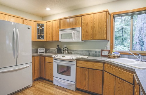 Brightwood Cabina | Salmonberry Retreat on the River, Fireplace, Hot Tub. Dogs Welcome