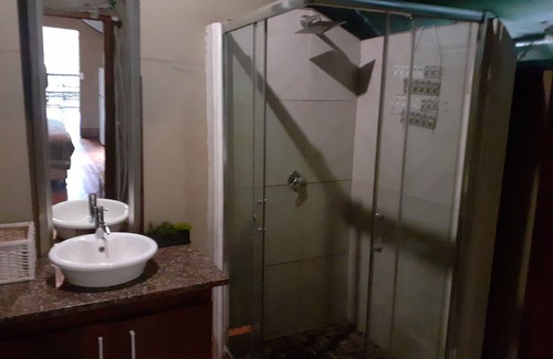 Lopes Chalet De Esquí | La carpa de lujo del salón es una sala de 9X4m, rodeada de vegetación.
