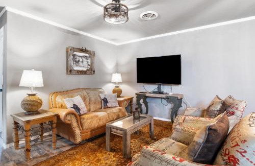 Bandera Casa | Salt Block - The Cowboy Suite 4