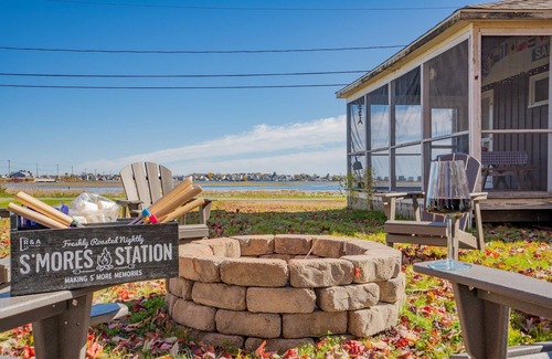Wells Casa | Salt Box by the Sea: Water View - Charming 3-bedroom Cottage in Wells!
