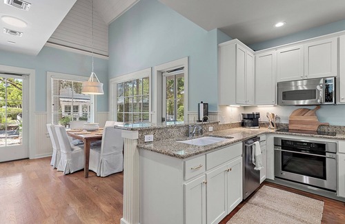 WaterSound Beach Casa | Salt Box Lane Cottage - Private Beach - Golf Cart/Bikes Provided