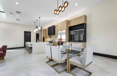 Juno Beach Casa | SALT HAUS 6BD 6BA Putting green, heated pool and spa. WALK TO BeACH!2025 build!!