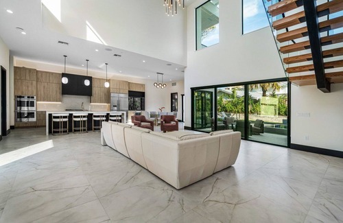 Juno Beach Casa | SALT HAUS 6BD 6BA Putting green, heated pool and spa. WALK TO BeACH!2025 build!!