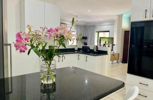 Umhlali Beach Apartamento | Salt Rock Beach Retreat with Private pool