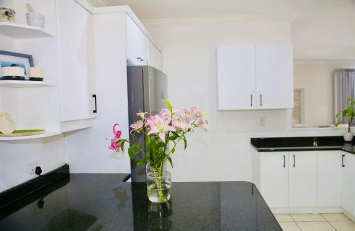 Umhlali Beach Apartamento | Salt Rock Beach Retreat with Private pool