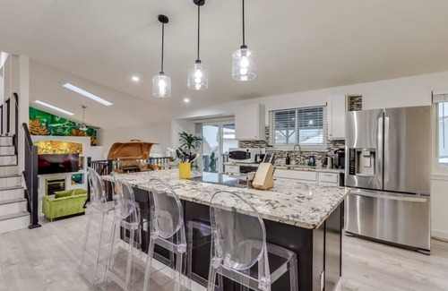 South Westminster Casa | Salt Water Pool | Hot Tub | Karaoke | Mini Putt