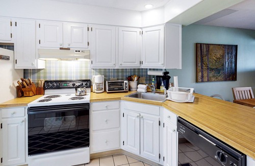 Quechee Casa | Saltbox townhome with views, fireplace & deck - near Quechee Club, golf & ski