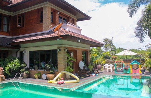 Doi Saket Casa | Piscina de lujo en una villa de campo cerca de Bosang & Hot Springs con servicios de aeropuerto