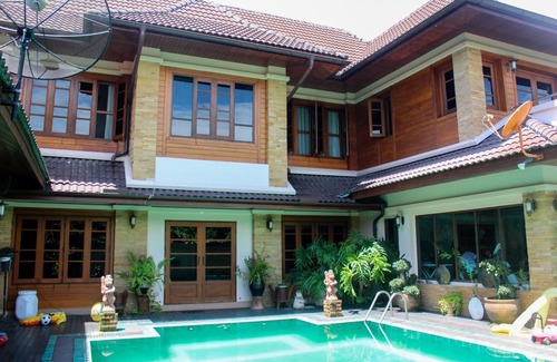 Doi Saket Casa | Piscina de lujo en una villa de campo cerca de Bosang & Hot Springs con servicios de aeropuerto