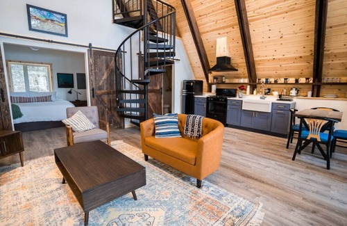 Lowell Point Cabina | Nueva construcción: frente de cristal, cabina moderna