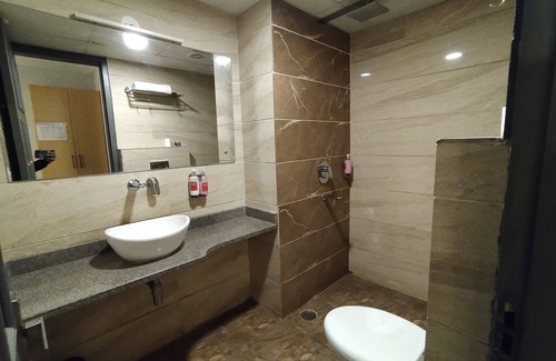 Sector 39 Hotel | Saltstayz Express – Medicity (Near Medanta Hospital)