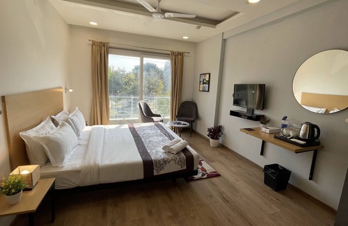 Sector 39 Hotel | Saltstayz Express – Medicity (Near Medanta Hospital)