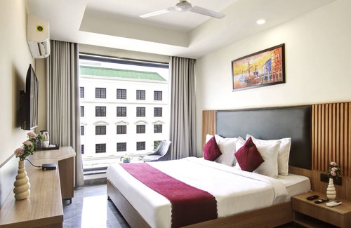 DLF Phase 3 Hotel | Saltstayz Premier – Cyber Hub