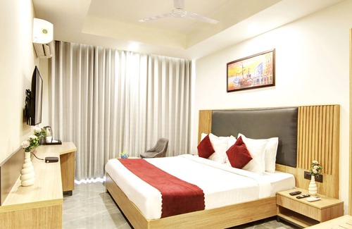 DLF Phase 3 Hotel | Saltstayz Premier – Cyber Hub
