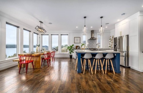 Holyrood Casa | Saltwater Manor - Amazing Ocean View & Hot Tub!