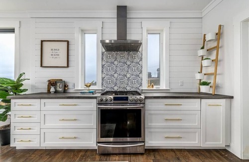 Holyrood Casa | Saltwater Manor - Amazing Ocean View & Hot Tub!