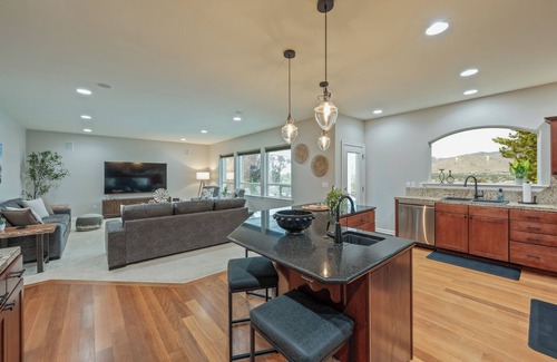 East Wenatchee Casa | Saltwater pool, hot tub, spacious home with game room, great valley views
