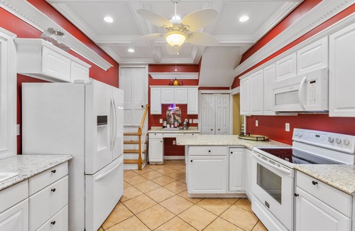 Nicholasville Casa | Saltwater pool, hot tub, and trampoline ! 4 beds! Baby crib!