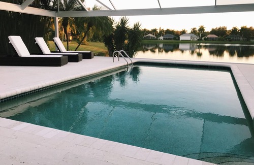 Central Naples Casa | Piscina de agua salada con impresionantes vistas al lago