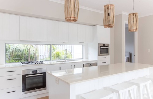 Casuarina Casa | Saltwater Retreat- Coastal 4bedroom holiday home