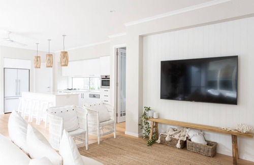 Casuarina Casa | Saltwater Retreat- Coastal 4bedroom holiday home