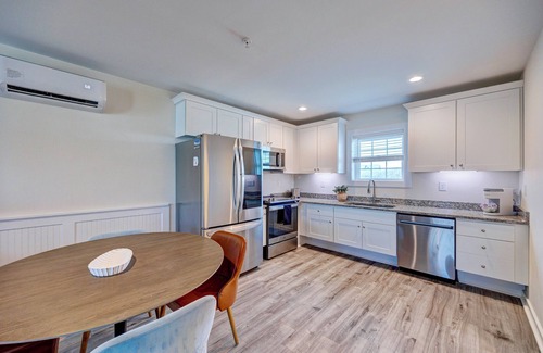 Surf City Apartamento | Saltwater Suites, 102 Queen ADA 1st Floor