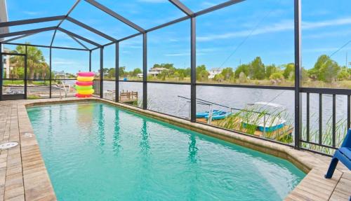 Spring Hill Casa | SaltwaterPool- GameRoom -Tropical Sunsets - Kayaks - Fishing