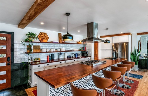 Kingston Casa | SaltWood: Zenith Waterfront Retreat