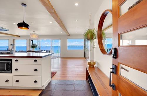 Kingston Casa | SaltWood: Zenith Waterfront Retreat