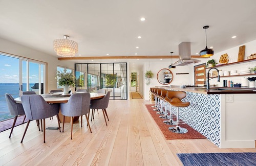Kingston Casa | SaltWood: Zenith Waterfront Retreat