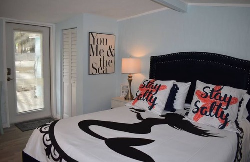 Weeki Wachee Gardens Cabina | "Salty Siren" Mermaid Themed Room at Weeki Wachee Waterfront Adventure Retreat