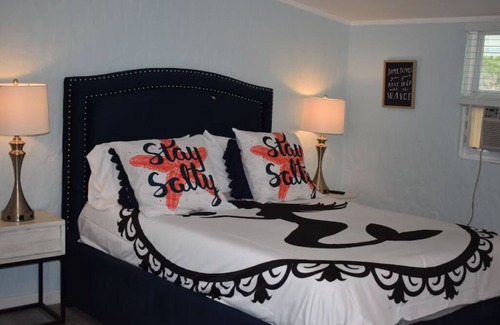 Weeki Wachee Gardens Cabina | "Salty Siren" Mermaid Themed Room at Weeki Wachee Waterfront Adventure Retreat