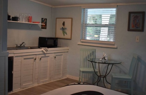 Weeki Wachee Gardens Cabina | "Salty Siren" Mermaid Themed Room at Weeki Wachee Waterfront Adventure Retreat