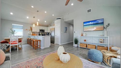 Cinnamon Shore Casa | Salty Texan by AvantStay Central Location Views
