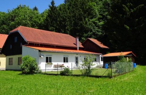 Pinsdorf Casa | Salzkammergut Homes Gmunden - Haus im Grünen, Ruhe, großer eingezäunter Garten - ideal für Familien und Hunde