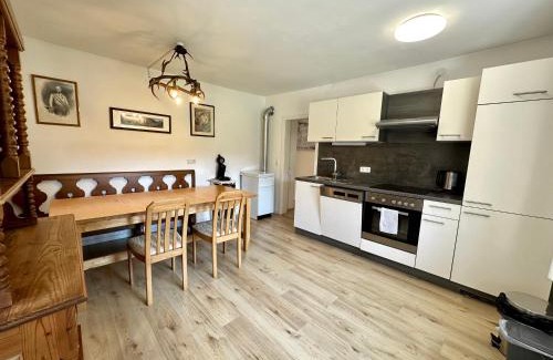 Pinsdorf Casa | Salzkammergut Homes Gmunden - Haus im Grünen, Ruhe, großer eingezäunter Garten - ideal für Familien und Hunde