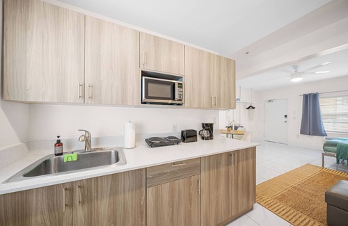 Mid Beach Hotel | Samantha Apartments by Lowkl