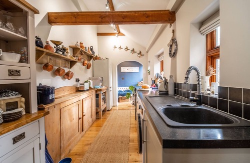Docking Cabaña | Samphire Cottage - character cottage with wood burning stove and courtyard garden