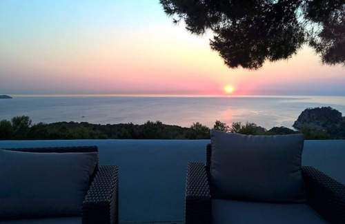 Sant Antoni de Portmany Villa | San Antonio. Calidad privada Villa + piscina. Vistas magníficas al mar, TV, Wi-Fi, aire Cond ..