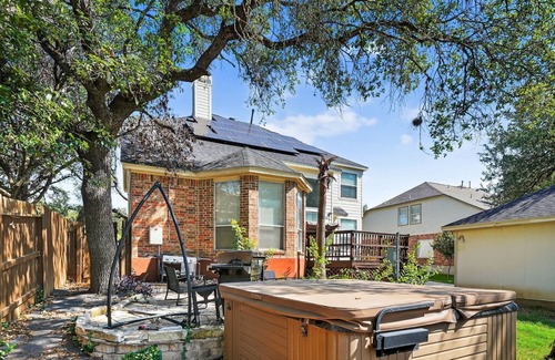 Stone Oak Casa | San Antonio Oasis Hot Tub & Pool Access 4 Bedroom Home