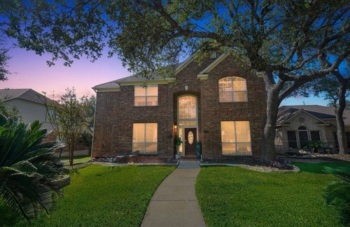 Stone Oak Casa | San Antonio Oasis Hot Tub & Pool Access 4 Bedroom Home