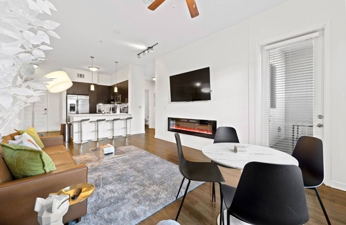 University Heights Apartamento | San Diego Paradise Retreat! Pool/ Gym/ King Bed & WiFi!