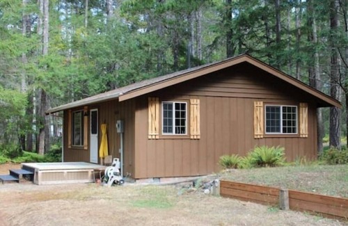 Hoodsport Cabina | San Gregorio - A Cozy & Dog Friendly Forest Retreat