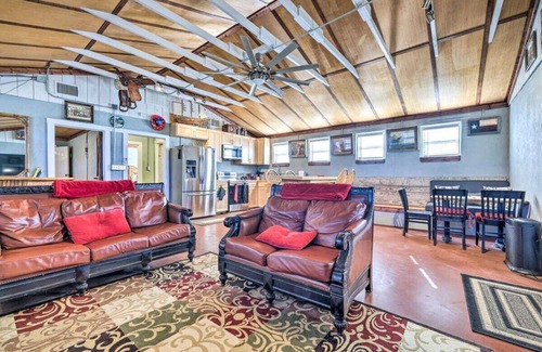 Martindale Casa | San Marcos Get Away! Waterfront with Gameroom and Pickleball court! No pets!