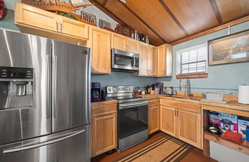 Martindale Casa | San Marcos Get Away! Waterfront with Gameroom and Pickleball court! No pets!