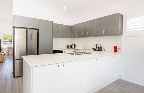 Sanctuary Point Casa | Sanctuary Blue - Pet Friendly - 5 Mins to Hyams Beach