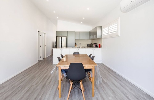 Sanctuary Point Casa | Sanctuary Blue - Pet Friendly - 5 Mins to Hyams Beach