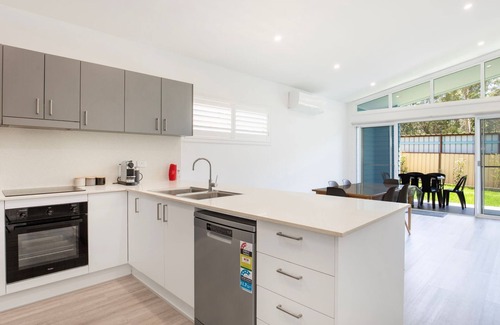 Sanctuary Point Casa | Sanctuary Blue - Pet Friendly - 5 Mins to Hyams Beach